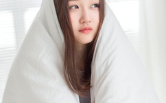 一边吃胸一边摸着下面的污污